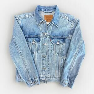 Classic Levi’s Premium Denim Jacket Embroidered Fuzzy Back Patch Size Small